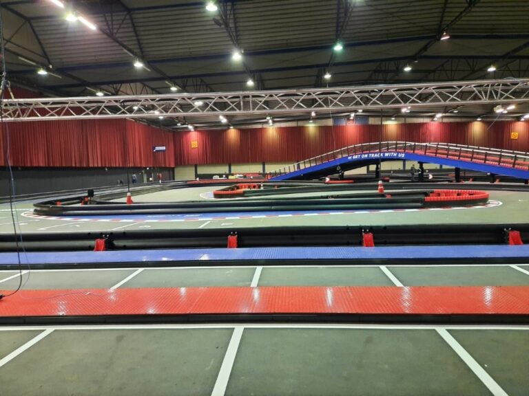 De indoor kartbaan met fly-over van Kobalt Zwolle